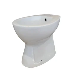 Bidet Pola staccato dal muro bianco