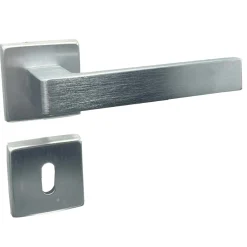 Maniglia con rosette modello squadrato cromo satinata